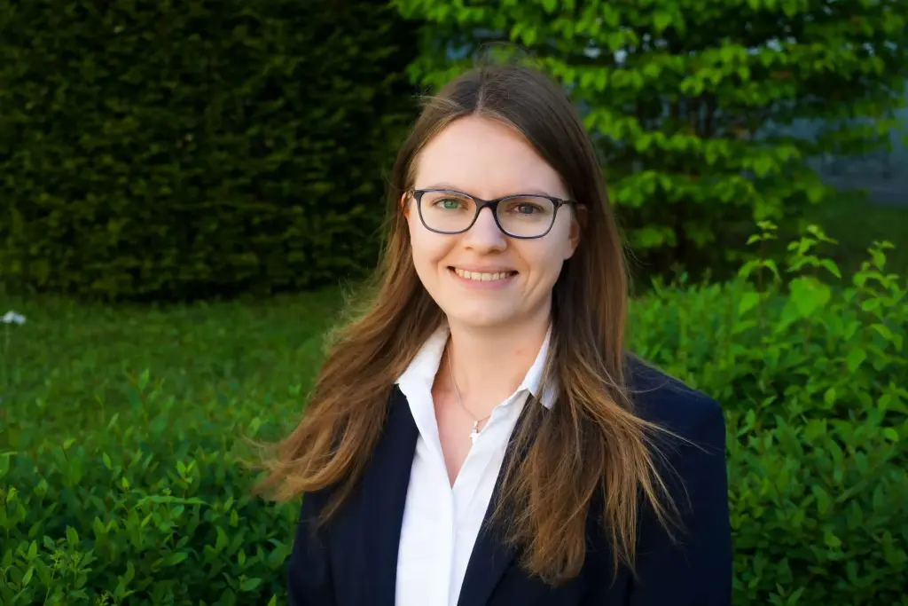 Eine Frau vor einem grünen Hintergrund, es ist Annette Sigling, Manager der Sozialen Projekte bei Revoneer. Die Ingenieure bei Revoneer spenden ehrenamtlich ihre Arbeitszeit für soziale Projekte.