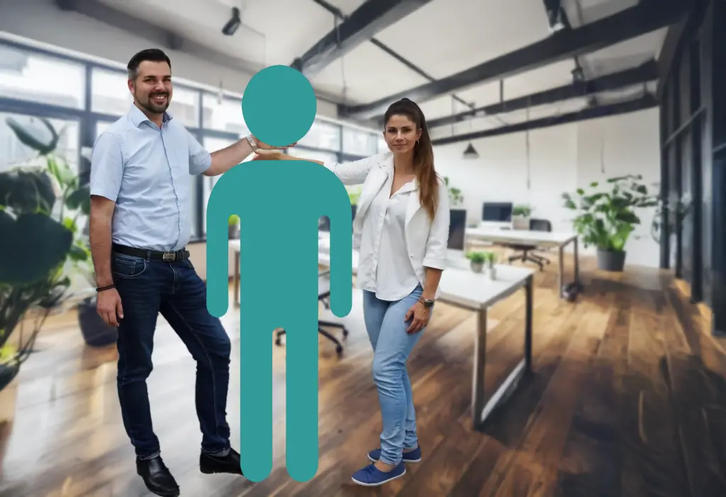 Bei REVONEER stehen Sie als Bewerber im Mittelpunkt, eine Silhouette steht in der Mitte des Gründerpaars von REVONEER, Victoria und Dominik Blendl, im Hintergrund ist ein freundlicher Büroraum zusehen.